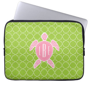 Monogrammen roze Zee Turtle Green Quatrefoil Laptop Sleeve