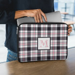 Monogrammen roze zwarte speldenpatroon laptop sleeve<br><div class="desc">Deze gepersonaliseerde laptophoes is voorzien van een modern tartaanpatroon met strepen in wit,  roodroze en zwart en een omhuld monogram in gelijke kleuren.</div>