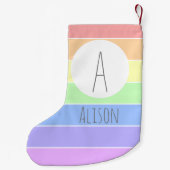 Monogrammen van aangepaste naam — Regenboogstripes Kleine Kerstsok (Achterkant)