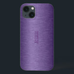 Monogrammetallisch Paars geborsteld aluminium blik iPhone 13 Hoesje<br><div class="desc">Diepe paarse tinten metallisch geborsteld aluminium. Beschikbaar voor andere producten en 8 verschillende kleuren.  en optioneel monogram</div>