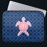 Monogrammofoonroze Zee Turtle Blue Quatrefoil Laptop Sleeve<br><div class="desc">Een geschenk met een afbeelding van een roze zee schildpad.  Geef je monogram een persoonlijk tintje op de schildpad van de schildpad.  Achtergrond is een blauw quatrefoliepatroon voor de marine.</div>