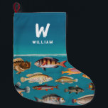 Monogrammofoonvolle vis onder de blauwe zee grote kerstsok<br><div class="desc">Een prachtig ontwerp laat verschillende soorten kleurrijke vissen zien die onder het blauwe oceaanwater zwemmen. Een perfect ontwerp voor iedereen die van vis houdt,  vissen,  buitenshuis,  avontuursporten,  natuur en nautische thema's. Pas het monogram aan en maak het uw eigen!</div>