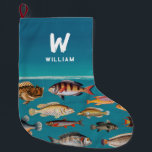 Monogrammofoonvolle vis onder de blauwe zee grote kerstsok<br><div class="desc">Een prachtig ontwerp laat verschillende soorten kleurrijke vissen zien die onder het blauwe oceaanwater zwemmen. Een perfect ontwerp voor iedereen die van vis houdt,  vissen,  buitenshuis,  avontuursporten,  natuur en nautische thema's. Pas het monogram aan en maak het uw eigen!</div>