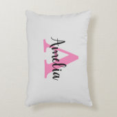 Monogramscript met persoonlijke naam accent kussen (Voorkant(Verticaal))