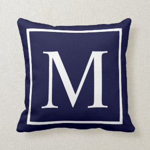 Monogramtekst aanpassen op blauw van de marine kussen