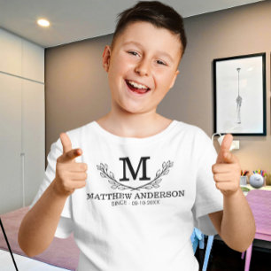 Monogramtijdperk met gepersonaliseerde zwarte en w t-shirt