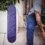 Monopoly Paars Persoonlijk Skateboard<br><div class="desc">Deze levendige,  gedigitaliseerde foto,  voorzien van een patroon,  geometrische vormen en lijnen-is kleurvol,  weergegeven in,  Royal-paars,  amethyst,  mauve,  marjoblauw en zwart.</div>