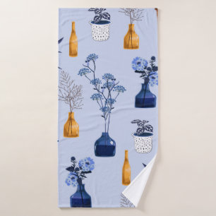 Monoton van moderne bloemen en vaas, pot met bot badhanddoek