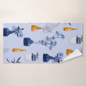 Monoton van moderne bloemen en vaas, pot met bot badhanddoek (Badhanddoek)