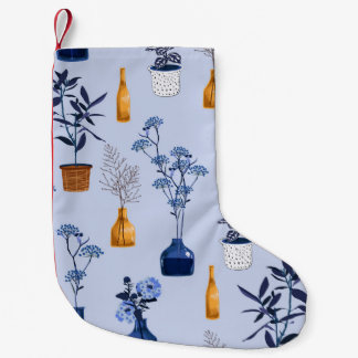 Monoton van moderne bloemen en vaas, pot met bot kleine kerstsok