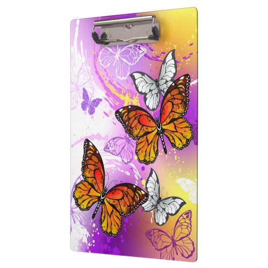 Monovlinder vlinders op paarse achtergrond klembord (Links)