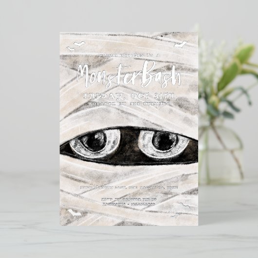 Monster Bash Spooky Wrapped Mummy Halloween Party Folie Uitnodiging (Staand Voorkant)