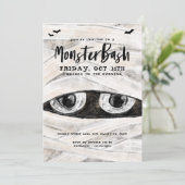 Monster Bash Spooky Wrapped Mummy Halloween Party Kaart (Staand voorkant)