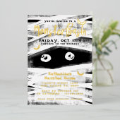 Monster Bash | Zwarte & Witte Mummy Halloween Part Folie Uitnodiging (Staand Voorkant)