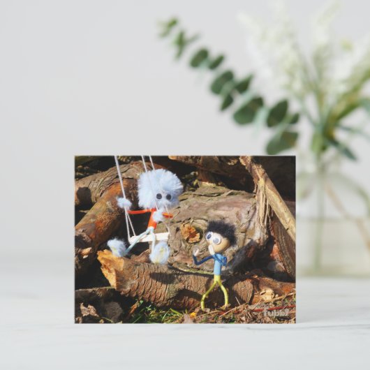 Monster Fubby op schommel. Briefkaart (Staand voorkant)