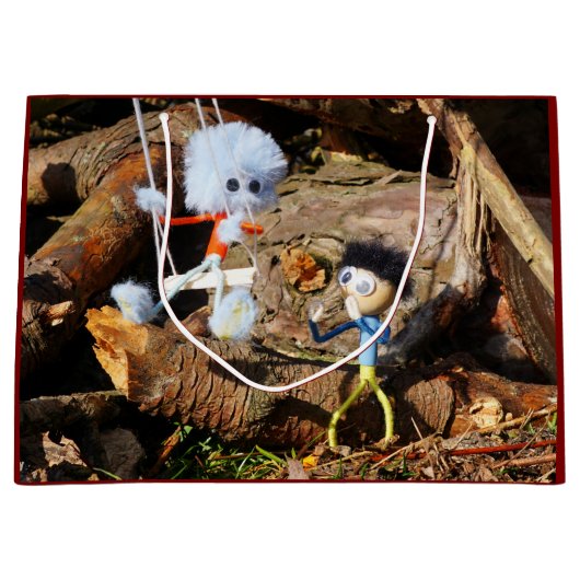 Monster Fubby op schommel. Groot Cadeauzakje (Voorkant)