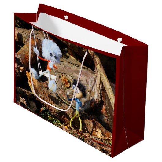 Monster Fubby op schommel. Groot Cadeauzakje (Voorkant Gekanteld)