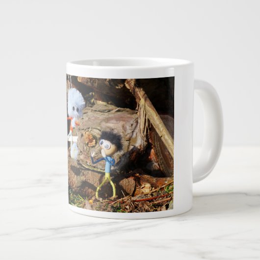 Monster Fubby op schommel. Grote Koffiekop (Voorkant rechts)