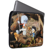 Monster Fubby op schommel. Laptop Sleeve (Voorkant Rechts)