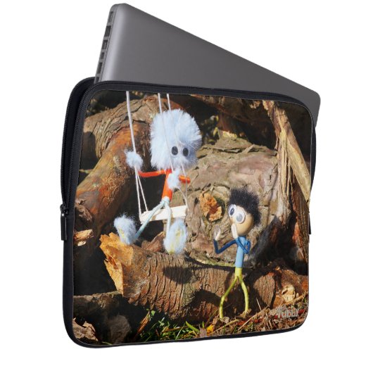 Monster Fubby op schommel. Laptop Sleeve (Voorkant Rechts)