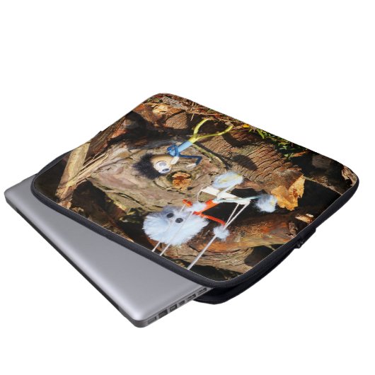 Monster Fubby op schommel. Laptop Sleeve (Voorkant onderkant)