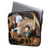Monster Fubby op schommel. Laptop Sleeve (Voorkant Links)