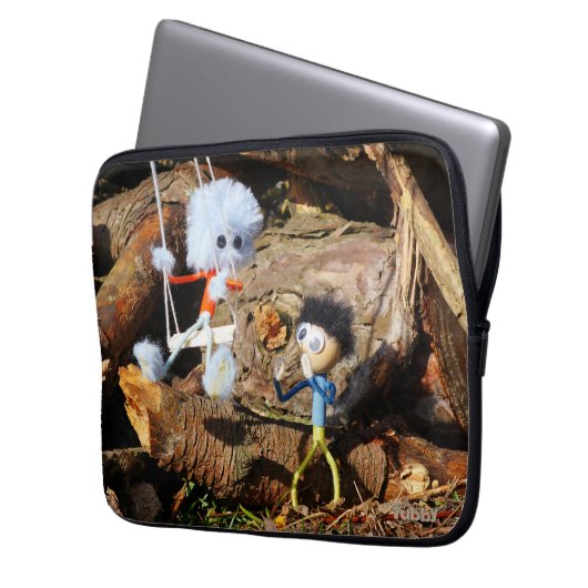 Monster Fubby op schommel. Laptop Sleeve (Voorkant Links)