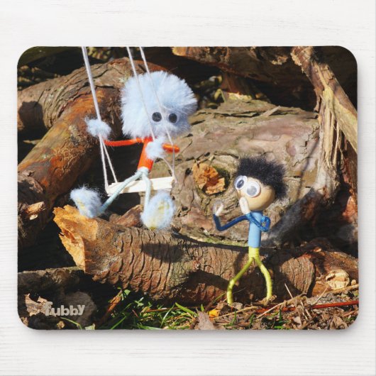 Monster Fubby op schommel. Muismat (Voorkant)