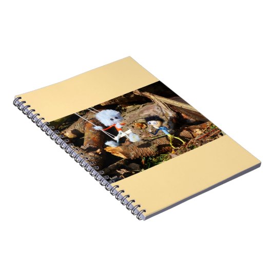 Monster Fubby op schommel. Notitieboek (Rechterzijde)