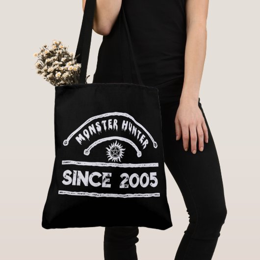 Monster Hunter Zegel Verweerde Typografie Tote Bag (Dichtbij)