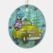 Monster rijdt auto keramisch ornament (Links)