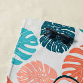 Monstera Blad Kleurig Navy en Koraal Schrift Naam Strandlaken (In situ)