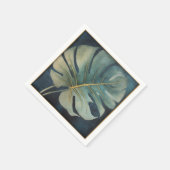 Monstera blad met gouden detail en donkerblauw servet (Hoek)