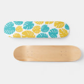 Monstera bladeren in turkoois, geel en wit persoonlijk skateboard (Horizontaal)