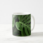 Monstera bladeren, luxe tropische lay-out. koffiemok (Voorkant rechts)