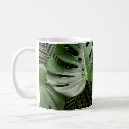 Monstera bladeren, luxe tropische lay-out. koffiemok (Links)