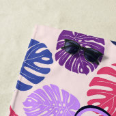 Monstera Bladeren Tropisch Paars Roze Schrift Naam Strandlaken (In situ)