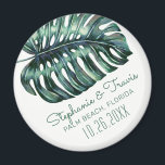 Monstera Leaf Tropical Wedding Save the Date Magneet<br><div class="desc">Tropische Waterverf Monstera Leaf Save the Date Magnet with a uniek modern and minimum retro strand vibe in muted green and white - een leuke aanvulling op je sparen de date cards of keepascadeau voor je brudale feestje als je ze vraagt: "Ben je mijn bruidsmeisje of groomsman?" Bezoek de Papieren...</div>