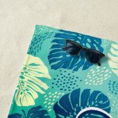 Monstera verlaat Tropical Waterverf Navy Blue Naam Strandlaken (In situ)