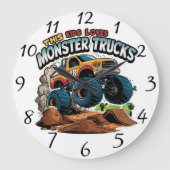 monstertruck stijgt over vuilstapel grote klok (Voorkant)