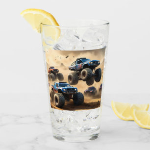 Monstertrucks racen in de woestijn, glas