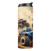 Monstertrucks racen in de woestijn, thermosbeker (Gedraaid links)