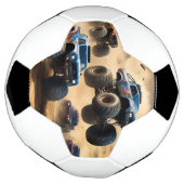 Monstertrucks racen in de woestijn, voetbal (Gedraaid)
