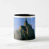 Mont St Michel, Manche, Normandy, Frankrijk Tweekleurige Koffiemok (Center)