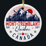 Mont-Tremblant Canada Québec skiing Mountain Keramisch Ornament<br><div class="desc">Ski Mont-Tremblant Quebec Canada. Dit retro ontwerp maakt een geweldig kerstcadeau of kerstcadeau voor fans van Canadese steden en bergen. Het retro  ontwerp is een perfect geschenk voor het kamperen,  en het skiën van natuur liefhebbers.</div>