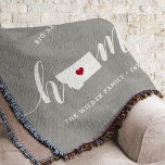 Montana Home State Personalized Deken<br><div class="desc">Show een beetje trots op de thuisstaat met deze schattige, rotsgrijze deken met "thuis" in witte kalligrafie met een silhouetekaart van de staat Montana die voor de letter "O." staat. Een rode hartillustratie binnen de staatskaart voltooit het ontwerp; u kunt de positie van het hart in uw thuisstad veranderen door...</div>