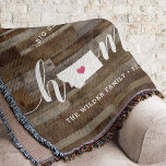 Montana Home State Personalized Wood Kijk uit Deken<br><div class="desc">Show een beetje trots op de thuisstaat met deze schattige luxe houtplank met een deken die "thuis" is voorzien in een wit kalligrafiekschrift met een silhouetekaart van de staat Montana die voor de letter "O." staat. Een roze hartillustratie in de staatskaart voltooit het ontwerp; u kunt de positie van het...</div>
