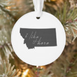 Montana ik vind het leuk hier Montanan Map Shaped  Ornament<br><div class="desc">Deel hoeveel je graag een Montanan bent met een kerstversiering van de staat Montana met de plattegrond van de Big Sky-staat, gevuld met een solide zwarte achtergrond en een handgeschreven wit script dat "Ik hou ervan" staat en ziet eruit als een krijgsraad die deze vakantietijd aan je boom hangt. Met...</div>