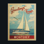 Monterey Briefkaart Sailboat  Californië<br><div class="desc">Deze groeten uit Monterey California,  het vintage-reisontwerp is voorzien van een boot die op het water zeilt met zeemijlen en een blauwe hemel gevuld met prachtige witte wolken.</div>