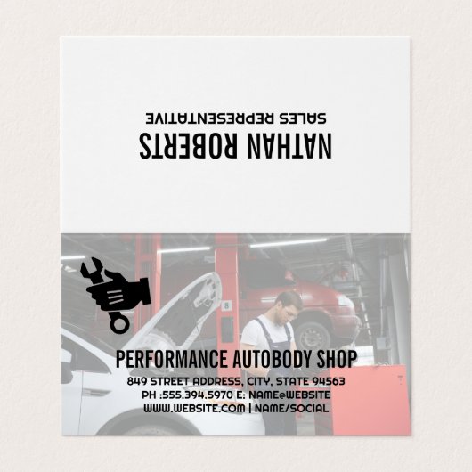 Monteur aan het werk in de auto | Automatische rep Visitekaartje (Buitenkant ongevouwen)